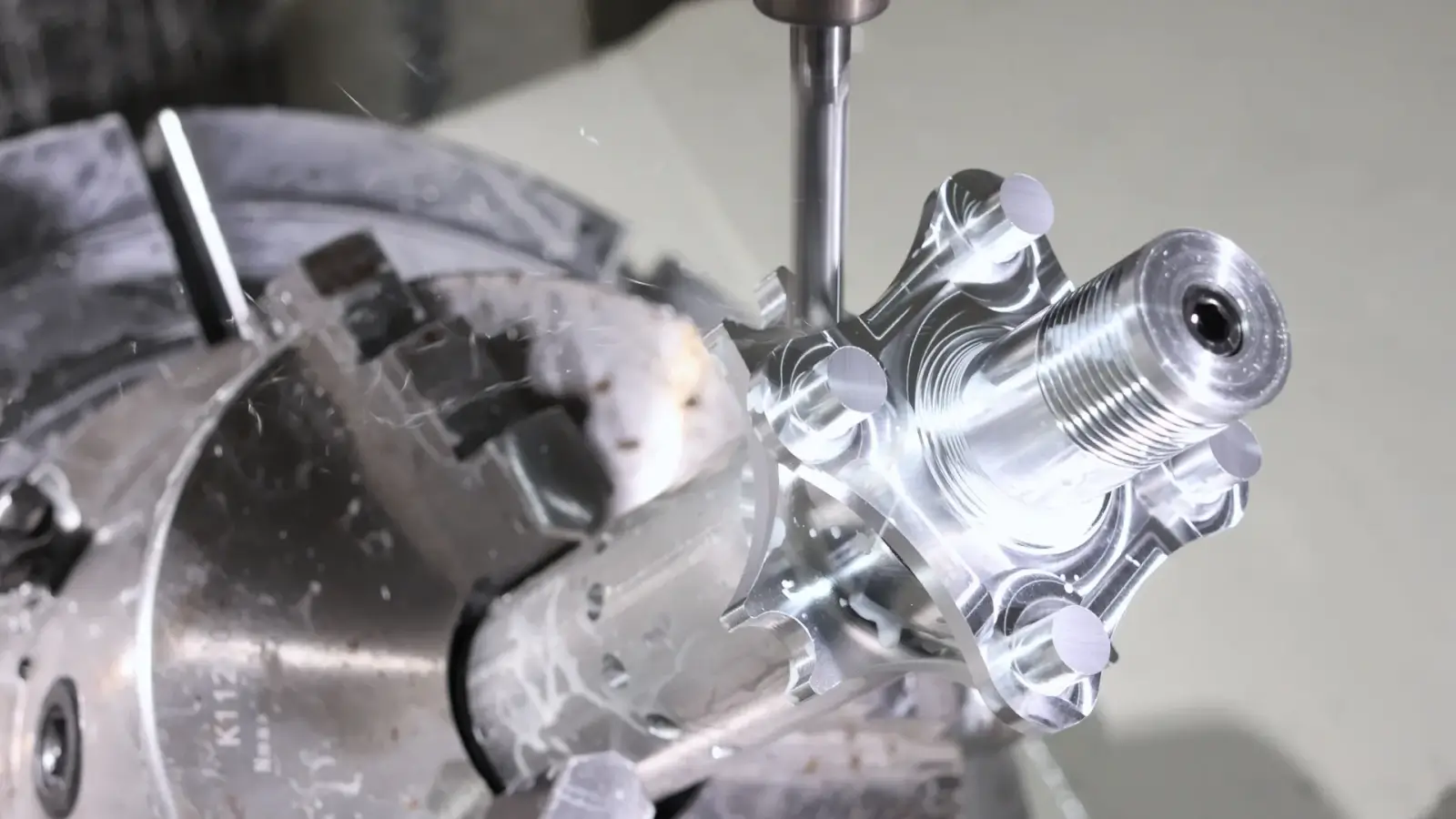 Service CNC machining of a metal component